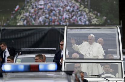 El papa Francisco saluda a los fieles en su camino al santuario Jasna Gora de Czestochowa, Polonia, el 28 de julio. 
