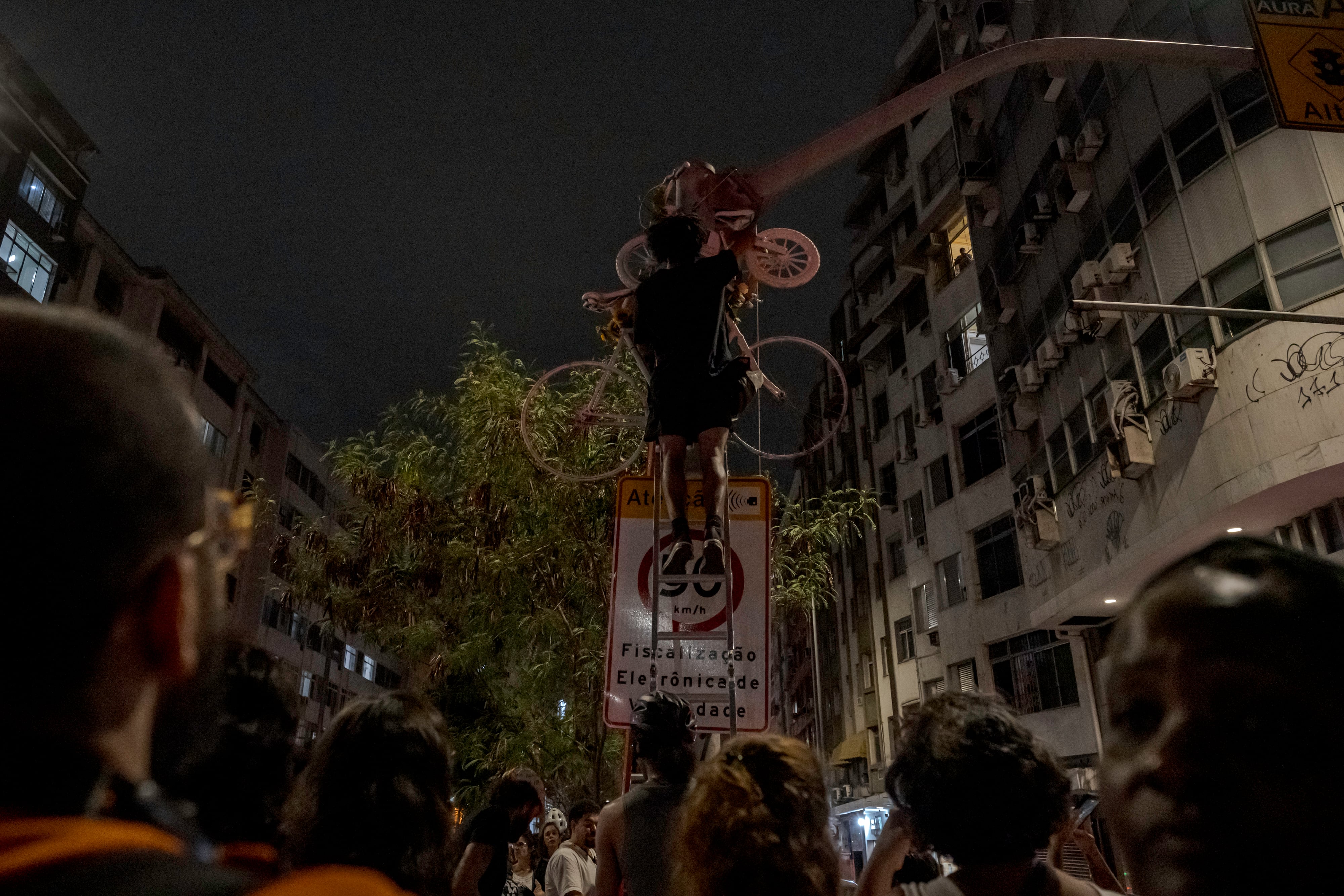 El auge de las bicicletas eléctricas expone la hostilidad de las ciudades de Brasil con los ciclistas