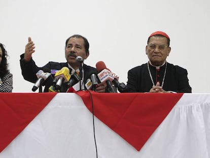 Ortega (centro), en 2009, escoltado por Murillo y Obando.