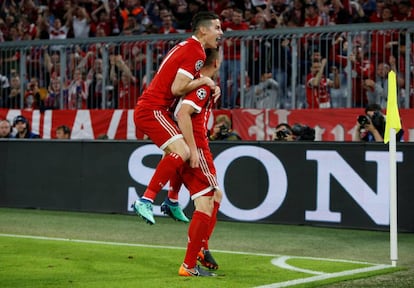 James celebra el gol de Kimmich.