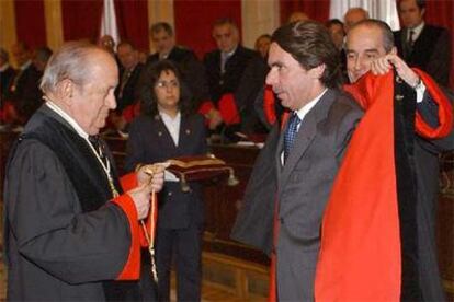 Aznar, con Francisco Rubio Llorente. (EFE)