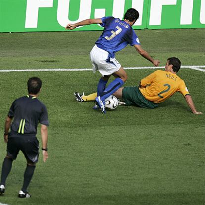 Momento en el que el australiano Neill se lanza al suelo ante Grosso en la acción en la que el árbitro, Medina Cantalejo, pitó penalti.