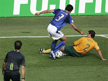 Momento en el que el australiano Neill se lanza al suelo ante Grosso en la acción en la que el árbitro, Medina Cantalejo, pitó penalti.
