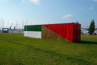 Instalación de Kiko Pérez, en Vilagarcía de Arousa, para la Bienal de Pontevedra.