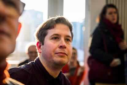 Kevin K&uuml;hnert, l&iacute;der de las juventudes socialdem&oacute;cratas, durante un encuentro con periodistas extranjeros el lunes en Berl&iacute;n. 