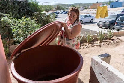 Dulce Mendoza muestra un tinaco donde almacena agua en su casa en Cabo San Lucas.