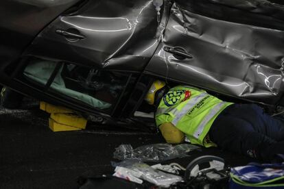 El rescate de los heridos es uno de los momentos más críticos. Los cuatro ocupantes se encuentran atrapados en el interior de los vehículos, dos de ellos heridos de gravedad.