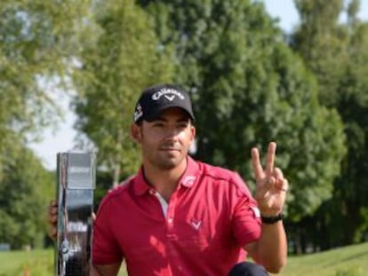 Pablo Larrazábal posa con el trofeo del BMW International Open golf, en Múnich.