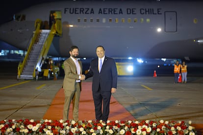 El presidente de Chile, Gabriel Boric (d), estrecha la mano del ministro guatemalteco de Relaciones Exteriores, Mario Búcaro (i), a su llegada a Guatemala.