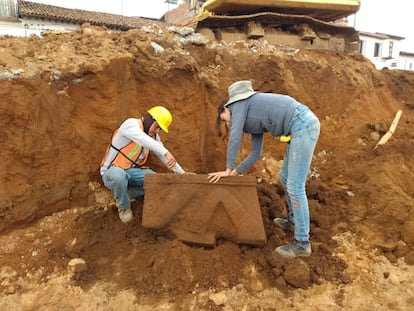 Investigadores del INAH extraen la efigie del suelo.