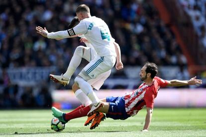 Juanfran cae al suelo junto a Sergio Ramos.