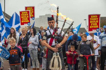 Un gaitero abre la marcha por la libertad de Escocia, en Edimburgo.