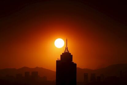 Puesta de sol tras el edificio del World Trade Center de Ciudad de México. Este martes, la Ciudad de México ha restringido el tráfico por la alta concentración de ozono que sufre.