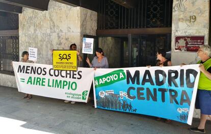 Miembros de la Plataforma en Defensa de Madrid Central, este viernes ante los Juzgados de lo Contencioso-Administrativo.
