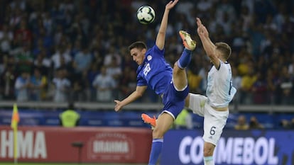 O paraguaio Matias Rojas e Pezzella dividem bola no Mineirão.