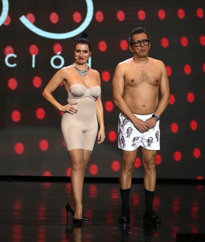 Los presentadores de la gala, Andreu Buenafuente y Silvia Abril, en ropa interior.