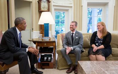 El presidente Obama recibió a Kent Brantley, superviviente de ébola, y la esposa de éste en el Despacho Oval este martes.