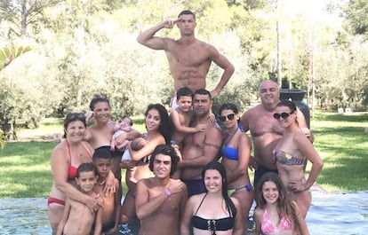 Cristiano, con su familia, y con Georgina con su abultada silueta.