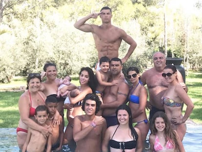 Cristiano, con su familia, y con Georgina con su abultada silueta.