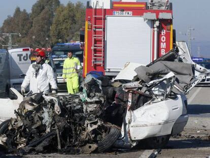 Imagen de un veh&iacute;culo tras el accidente en la carretera A-453, cerca de la localidad cordobesa de Palma del R&iacute;o.