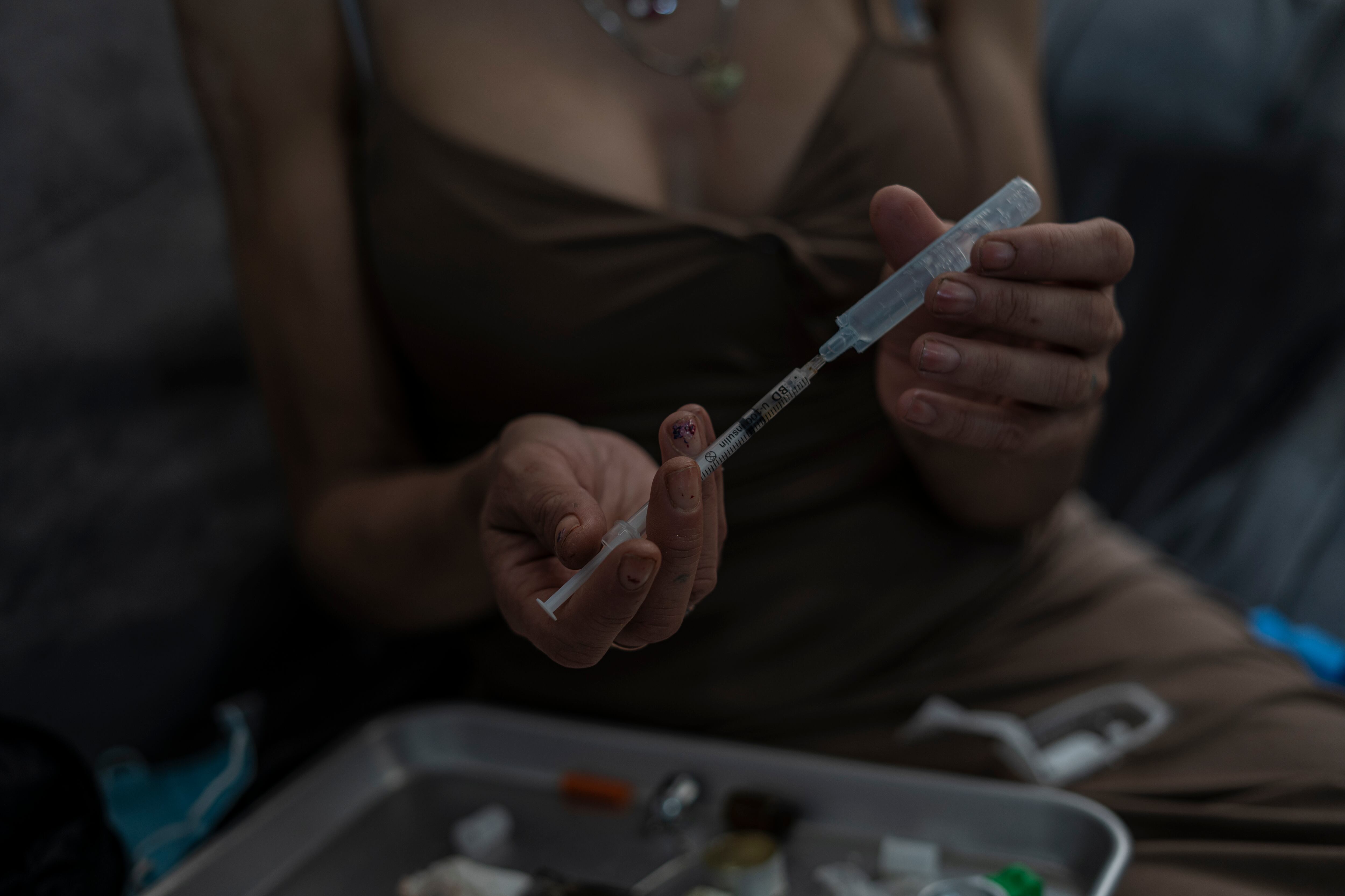 Karen, una mujer consumidora de drogas, prepara una dosis de fentanilo en Tijuana, en 2023.