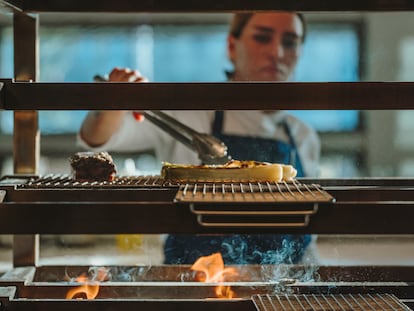 Las brasas, el aura del fuego que inspira todo el trabajo de Aduriz en Muka, su nuevo restaurante en San Sebastián.