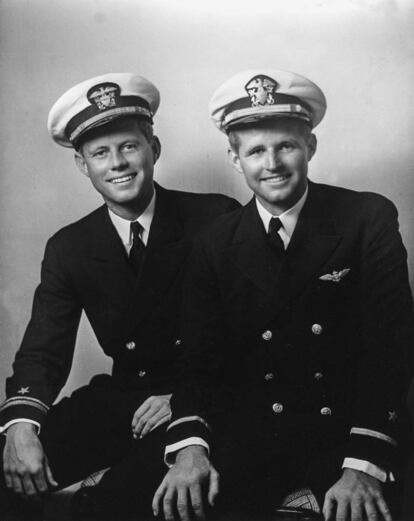 John F. Kennedy (izda.) y su hermano Joseph posan con el uniforme de la Marina estadounidense.