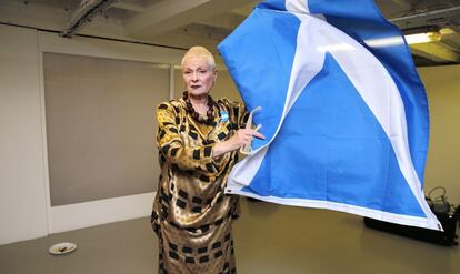 La diseñadora Vivienne Westwood, que lleva una chapa a favor del sí a la independencia y una bandera de Escocia, posa el pasado domingo en el 'backstage' antes de la presentación de su colección durante la Semana de la Moda de Londres. Westwood, de 73 años, dice que sería "fantástico" si ganara el voto al sí: "El futuro podría ser increíble. Escocia sería muy importante y una influencia en el mundo". La consulta se celebrará este jueves, cuando los escoceses están llamados a votar si ponen fin a los 307 años de unión con el resto de Reino Unido.