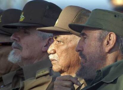 El comandante Juan Almeida Bosque, centro, junto a Fidel Castro y Ramiro Valdés.