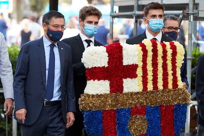 El presidente del FC Barcelona, Josep María Bartomeu (izquierda), acompañado de varios futbolistas y equipo técnico, en el monumento a Rafael Casanova en Barcelona.