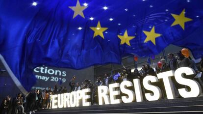 Miembros de la organización Avaaz instalaron un cartel en el que se leía 'Europa resiste' en las afueras del Parlamento Europeo, en Bruselas durante el anuncio de los resultados electorales.