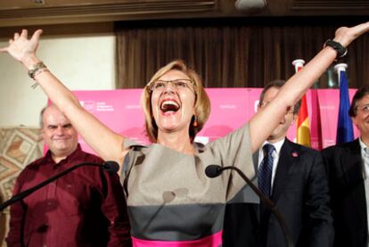 La líder de Unión, Progreso y Democracia, Rosa Díez, con gesto triunfal tras conocer anoche los resultados de su formación.