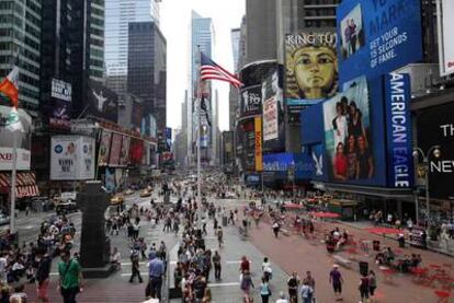 La gente vuelve a Times Square después de que la policía desactivara un coche bomba.