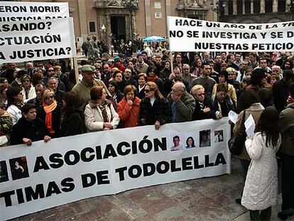 Concretación de la asociación de víctimas de Todolella, que tuvo lugar ayer en la plaza de la Virgen de Valencia.