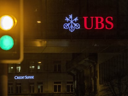 Dos carteles de UBS y Credit Suisse, en Zúrich.