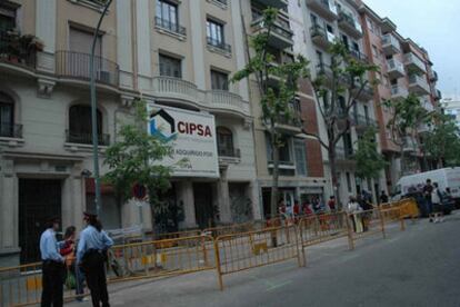 Fachada del edificio de Barcelona afectado por el derrumbe parcial.