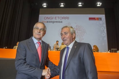 El presidente de la Corporación Mondragón, Javier Sotil, saluda a quien será su sucesor, Iñigo Ucín.
