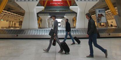 Pasajeros en la T4 de Madrid.