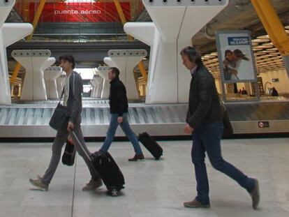 Pasajeros en la T4 de Madrid.