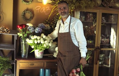 Maurício Fernandes, en su floristería Em Nome da Rosa, en la Praça do Príncipe Real de Lisboa.