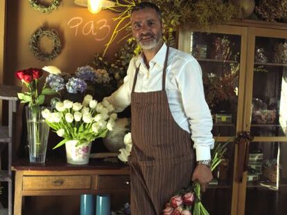 Maurício Fernandes, en su floristería Em Nome da Rosa, en la Praça do Príncipe Real de Lisboa.