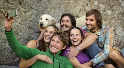 Unos amigos se hacen un autorretrato.