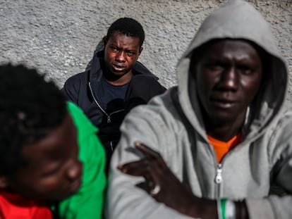 Migrantes en el exterior del campamento de Las Canteras en Tenerife, este miércoles.