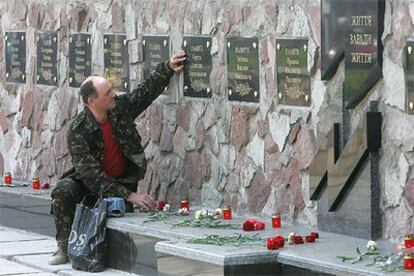 Un veterano de Chernóbil recuerda a una de las víctimas del desastre nuclear durante los actos celebrados ayer cerca de la planta siniestrada.