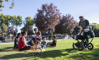 Un grupo de gente disfruta del buen tiempo en un parque de Boadilla del Monte.
