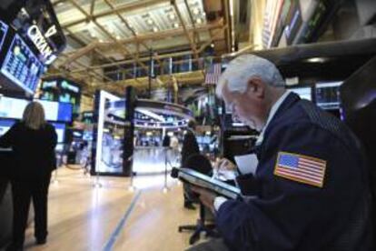 El índice Dow Jones de Industriales subía 40,83 puntos y se situaba en 15.231,89, mientras que el selectivo S&P 500 bajaba el 0,17 % (-2,93 unidades) para colocarse en 1.681,06 unidades. EFE/Archivo