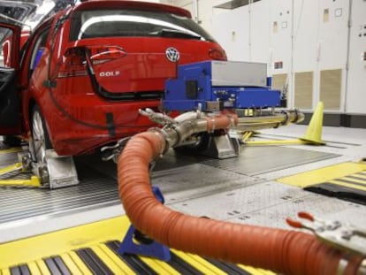 Un coche es sometido a pruebas en un laboratorio de EE UU. 