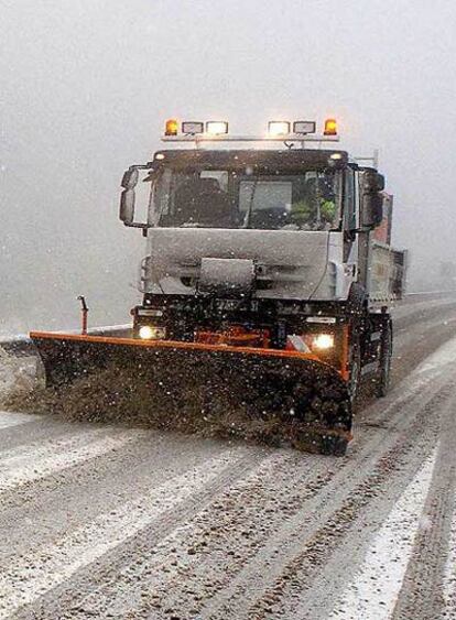 Las máquinas quitanieves trabajan en las carreteras del norte de España, las más castigadas por la nieve en este principio de 2009
