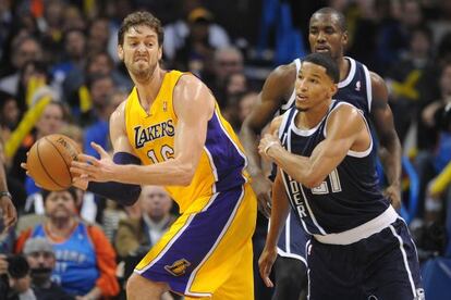 Pau Gasol, ante Roberson e Ibaka.