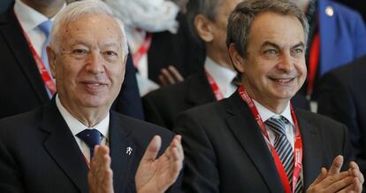 El ministro Margallo, junto al expresidente Zapatero, en el Foro de la Alianza de Civilizaciones de Bakú (Azerbaiyán).